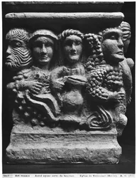 Vorderseite eines Altars, der als Taufbecken verwendet wird und Köpfe darstellt, aus der Kirche von Vericourt, Meuse